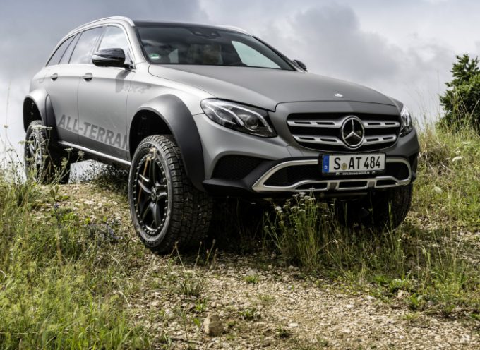 Mercedes visade stationvagnen E-klass All-Terrain 4 x 4 med en markfrigang pa 42 cm