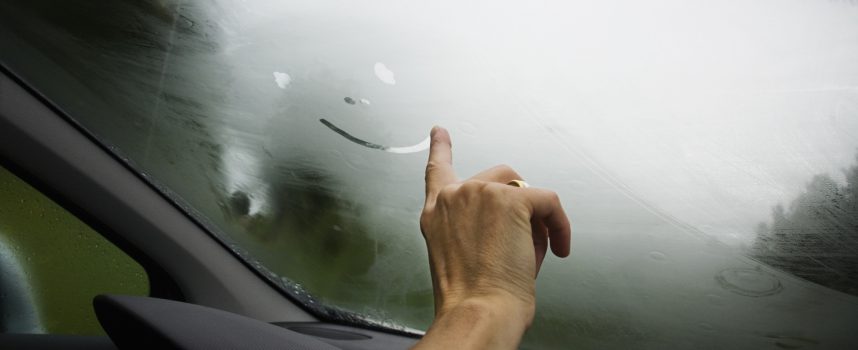 The problem of fogging windows in the car